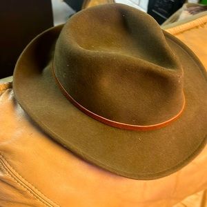 Broner lite felt Autumn 100% wool crushable hat. Size M